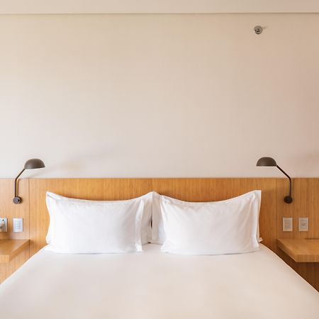 B Hotel Brasilia Bagian luar foto A bed with two pillows
