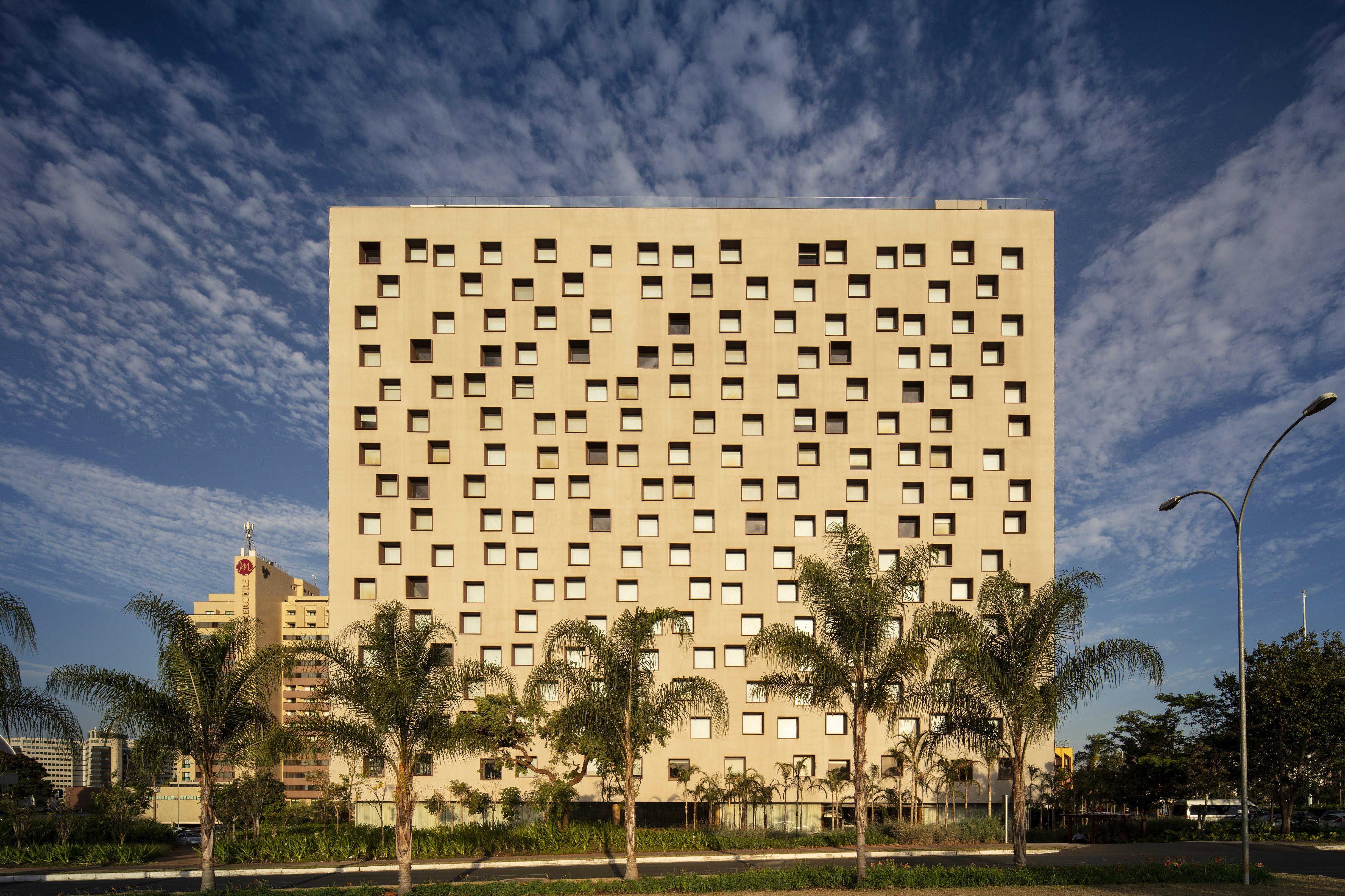B Hotel Brasilia Bagian luar foto The 1960s-built 12-storey, 200-bed, 100-room nursing home at the Royal Perth Hospital, Perth, Western Australia.