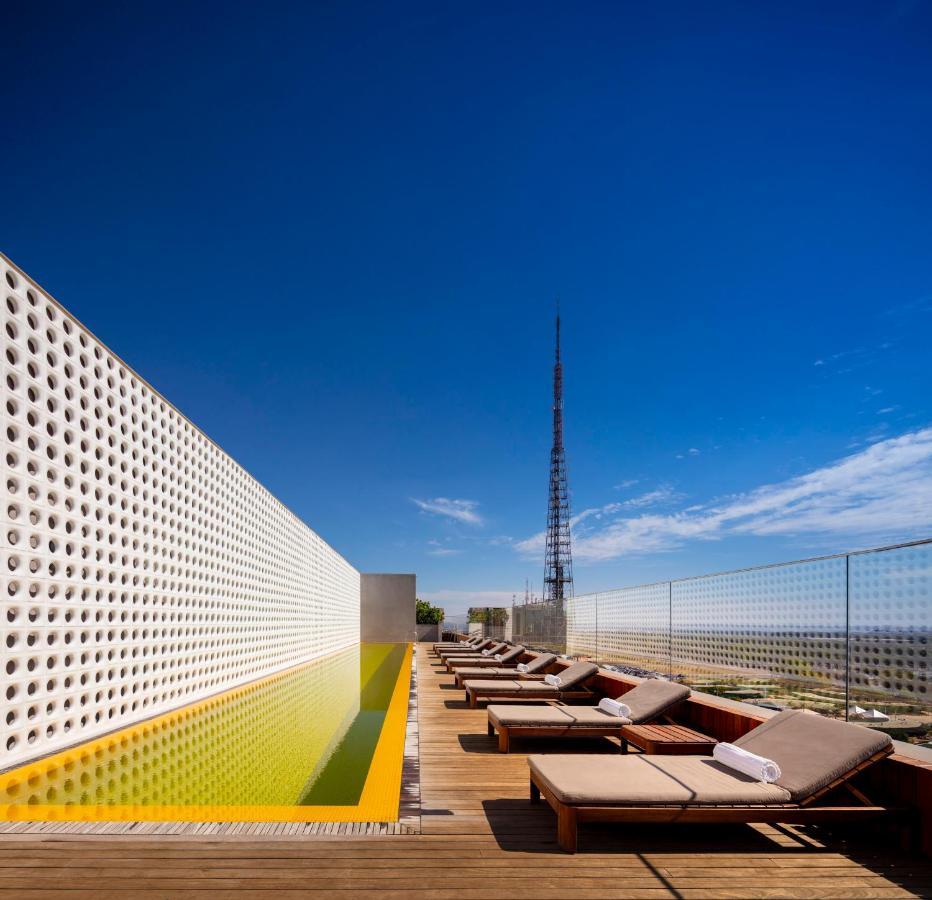 B Hotel Brasilia Bagian luar foto The rooftop pool at the Hotel