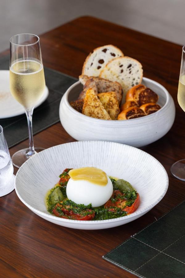 B Hotel Brasilia Bagian luar foto Mozzarella with tomatoes and bread
