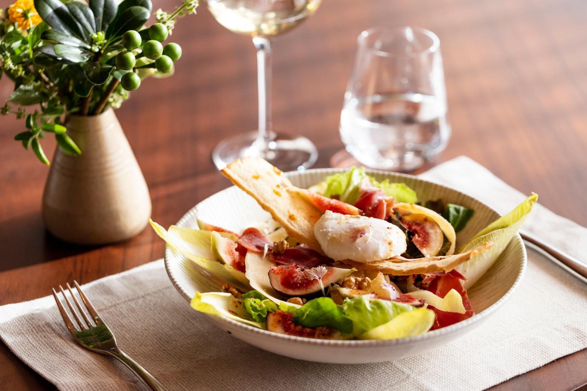 B Hotel Brasilia Bagian luar foto A salad with mozzarella