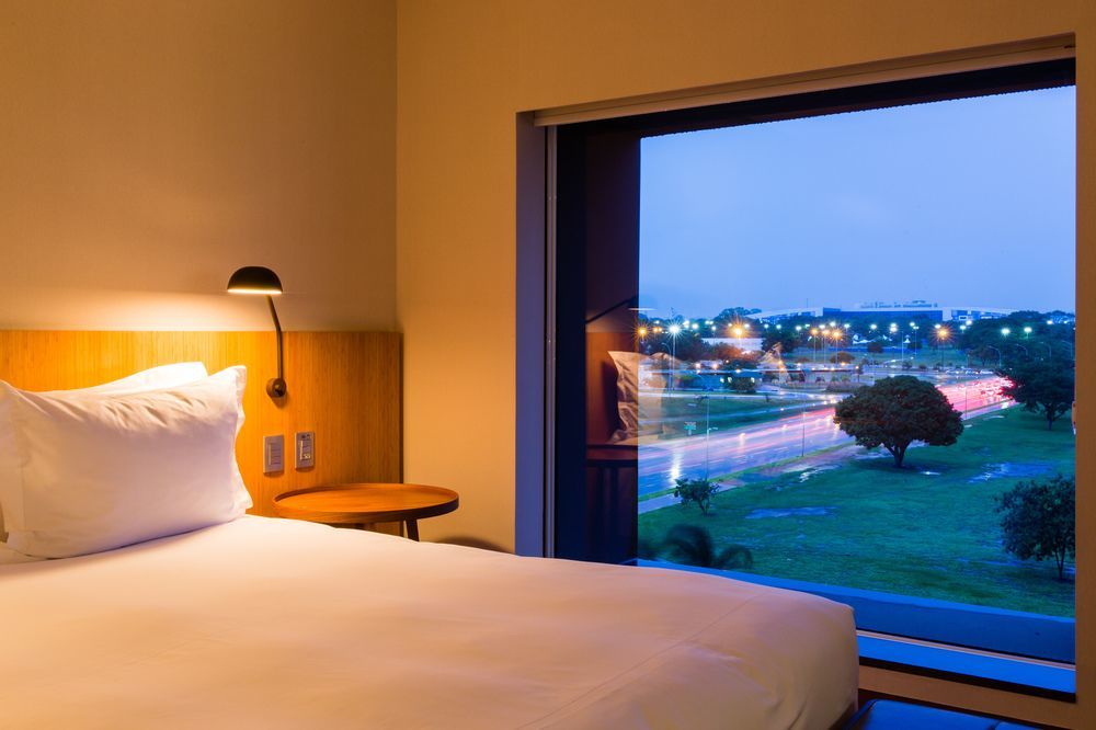 B Hotel Brasilia Bagian luar foto A room at the hotel